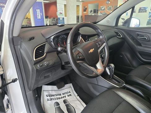 Used 2018 Chevrolet Trax LT w/ Sun & Sound Package FWD image 8