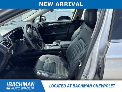 Used 2018 Ford Fusion SE w/ Fusion SE Technology Package FWD image 5