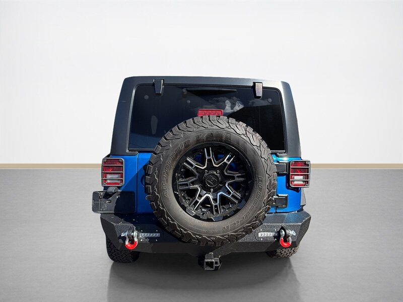 Used 2015 Jeep Wrangler Unlimited Rubicon w/ Connectivity Group AWD/4WD image 4