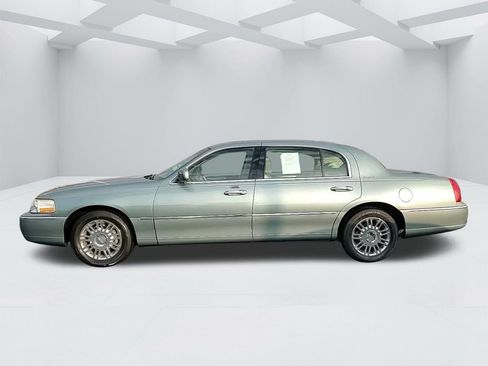 Used 2006 Lincoln Town Car Signature L image 8