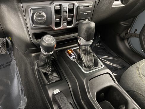 Used 2025 Jeep Wrangler Sahara image 29