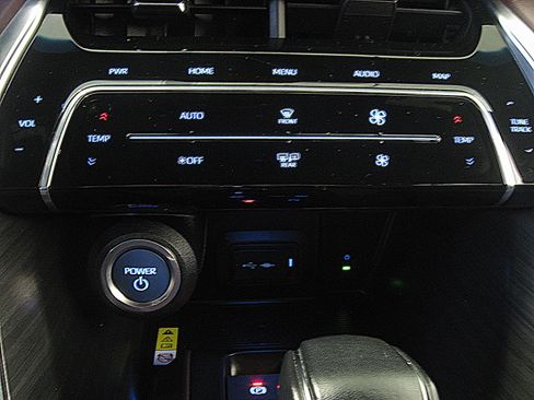 Certified 2021 Toyota Venza XLE image 16