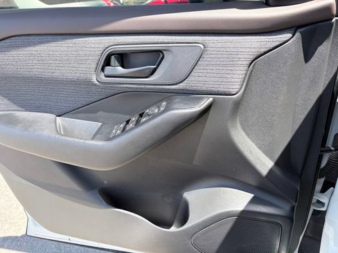Used 2023 Nissan Rogue S FWD image 12