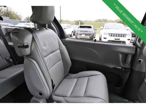 Used 2018 Toyota Sienna XLE image 14