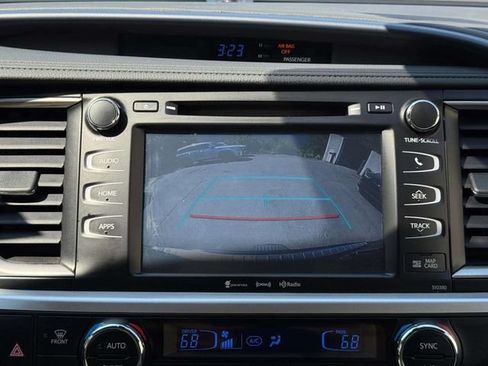 Used 2019 Toyota Highlander XLE AWD/4WD image 15