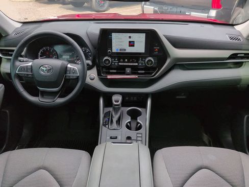 Used 2025 Toyota Highlander LE FWD image 15