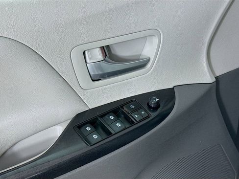 Used 2018 Toyota Sienna LE FWD image 20