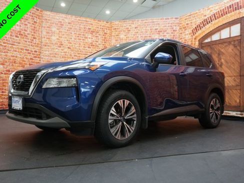 Used 2023 Nissan Rogue SV image 3