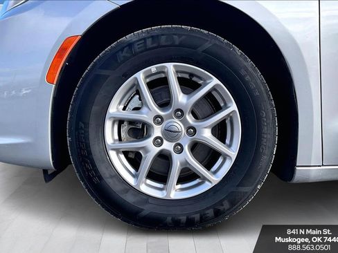 Used 2024 Chrysler Pacifica Touring-L FWD image 30