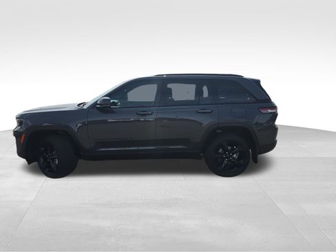 Used 2025 Jeep Grand Cherokee Limited w/ Black Appearance Package AWD/4WD image 5