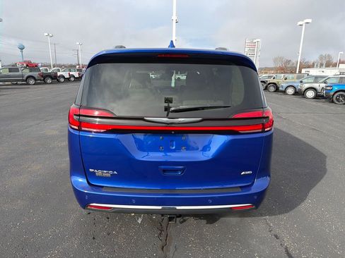 Used 2021 Chrysler Pacifica Touring-L w/ Uconnect Theater Family Group image 4