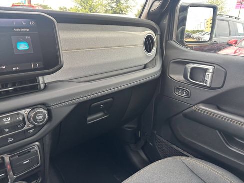 Used 2025 Jeep Wrangler Unlimited Sahara AWD/4WD image 35