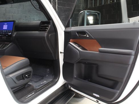 Used 2024 Lexus GX 550 w/ Cold Area Package AWD/4WD image 32