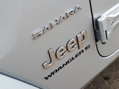 Used 2024 Jeep Wrangler Unlimited Sahara AWD/4WD image 12