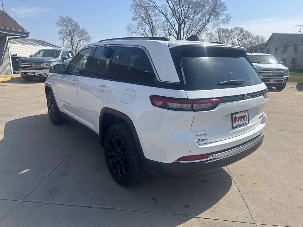 Used 2023 Jeep Grand Cherokee Limited AWD/4WD image 3