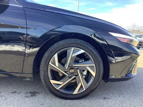 Certified 2025 Hyundai Elantra Limited image 40