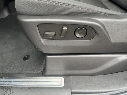 Used 2025 Chevrolet Silverado 1500 LT image 10