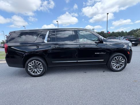 Used 2023 GMC Yukon XL Denali Ultimate AWD/4WD image 4