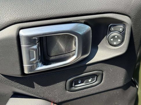 Used 2022 Jeep Wrangler Unlimited Rubicon w/ LED Lighting Group AWD/4WD image 19