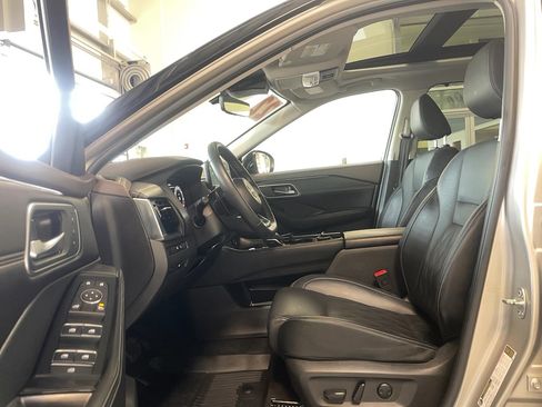 Used 2022 Nissan Rogue Platinum w/ Head-Up Display Package image 8