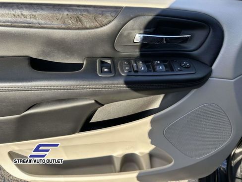 Used 2019 Dodge Grand Caravan SE w/ UConnect Hands-Free Group image 18