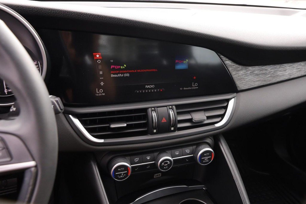 Used 2019 Alfa Romeo Giulia AWD image 16