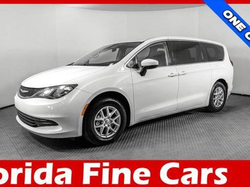 Used 2020 Chrysler Voyager LX image 1