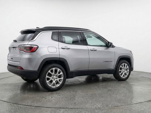 Used 2025 Jeep Compass Limited image 9