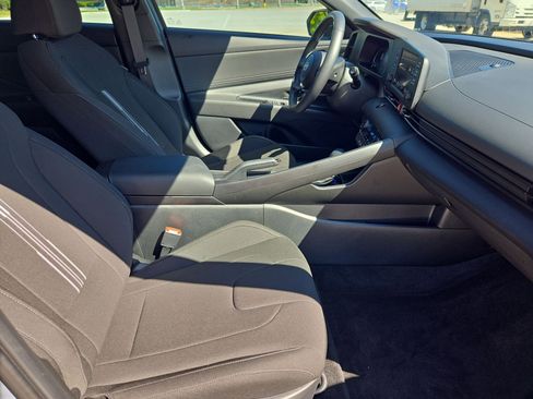 Used 2025 Hyundai Elantra Sport FWD image 31