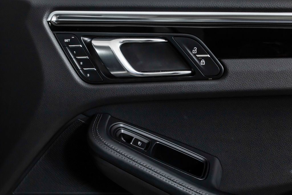 Used 2020 Porsche Macan AWD/4WD image 17