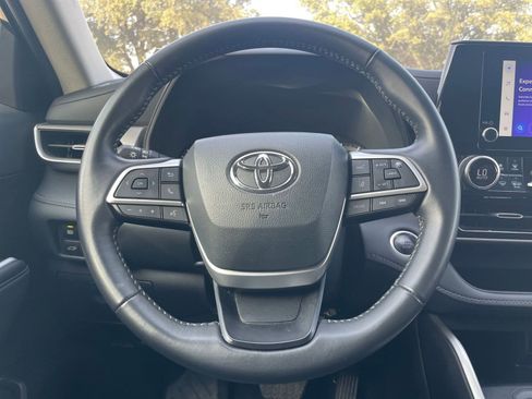 Used 2025 Toyota Highlander LE image 29