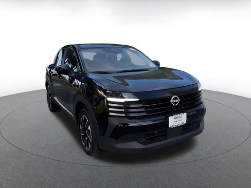 Used 2025 Nissan Kicks SV image 3