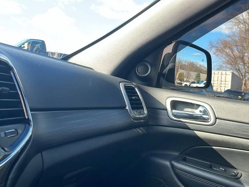 Used 2019 Jeep Grand Cherokee Altitude image 18