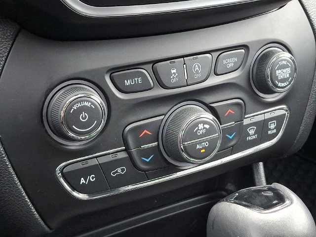 Used 2019 Jeep Cherokee Latitude Plus AWD/4WD image 18