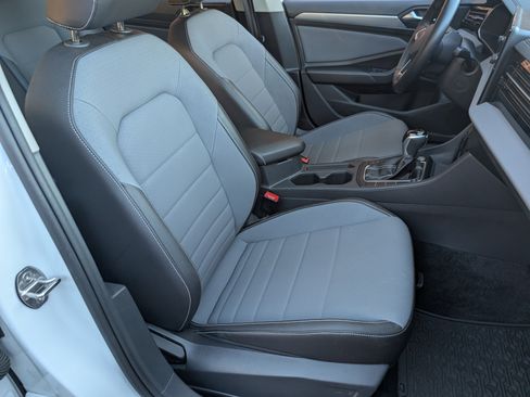 Used 2025 Volkswagen Jetta SE w/ Sunroof Package image 21