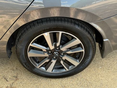 Used 2025 Nissan Versa SV w/ Trunk Package image 30