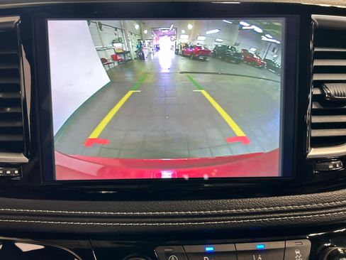 Used 2025 Chrysler Pacifica Limited FWD image 5