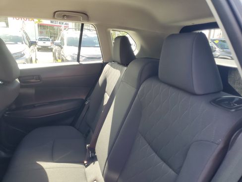 Used 2025 Toyota Corolla Cross LE image 13