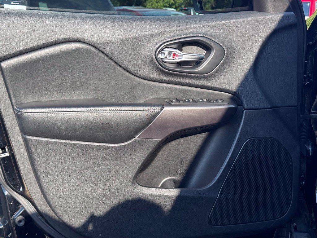 Used 2019 Jeep Cherokee Latitude w/ Popular Appearance Group AWD/4WD image 19