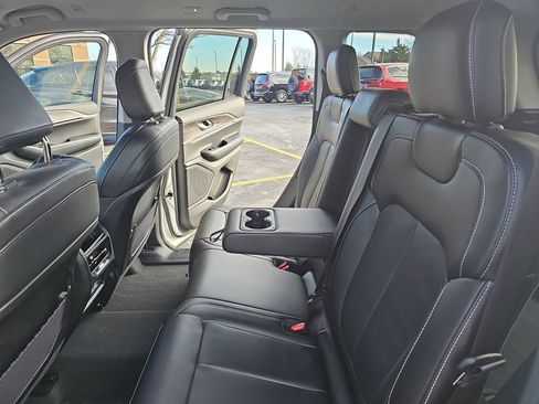 Used 2023 Jeep Grand Cherokee Limited image 14