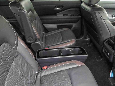 Used 2024 Nissan Pathfinder Platinum image 16