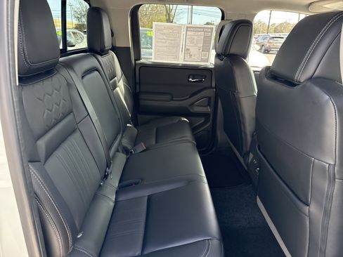 Used 2024 Nissan Frontier SL w/ Technology Package image 11