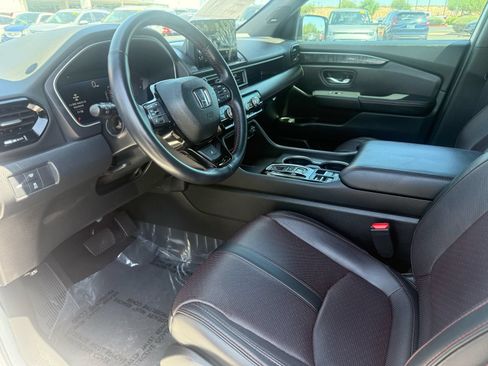 Used 2025 Honda Pilot Black Edition image 9