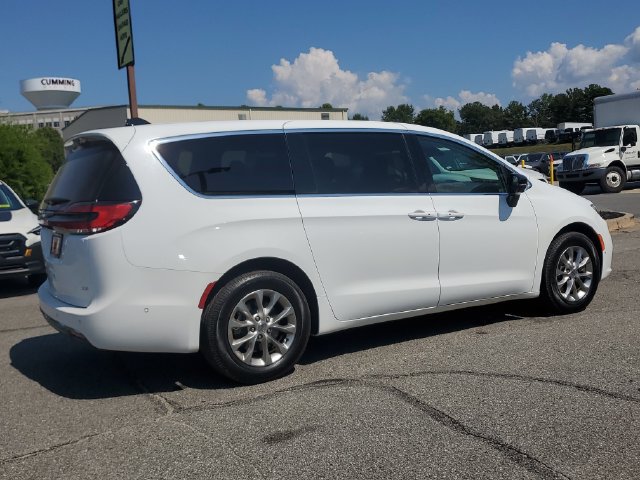 Certified 2024 Chrysler Pacifica Touring-L AWD/4WD image 8