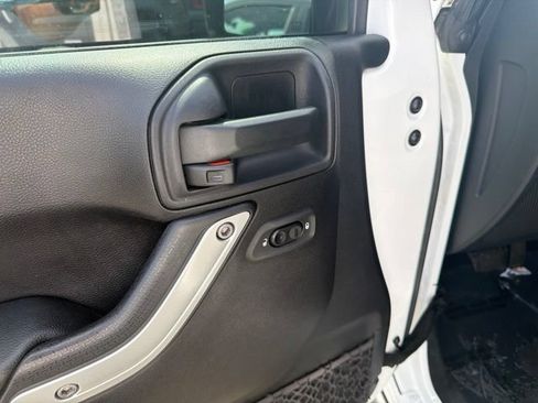 Used 2016 Jeep Wrangler Unlimited Sahara w/ Connectivity Group AWD/4WD image 18