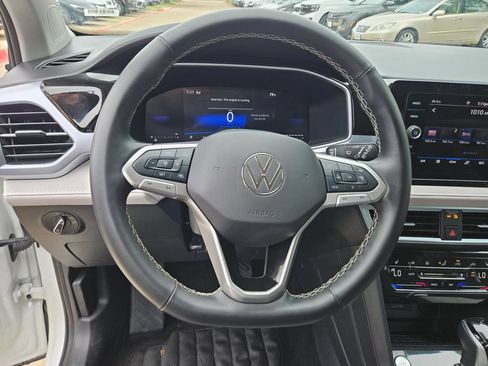 Used 2025 Volkswagen Taos SE AWD/4WD image 18