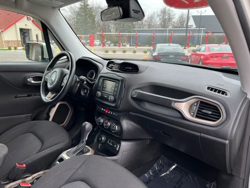 Used 2017 Jeep Renegade Latitude w/ Cold Weather Group AWD/4WD image 22