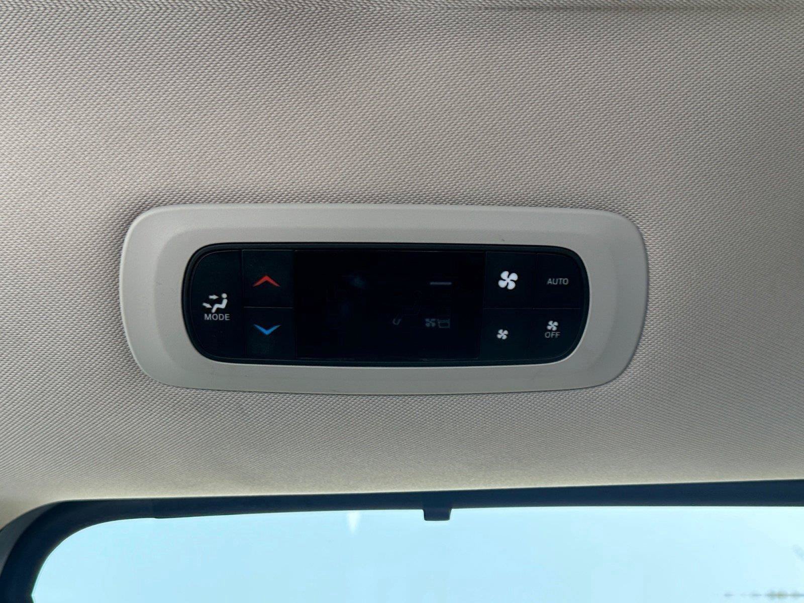 Used 2023 Chrysler Pacifica Touring-L FWD image 28