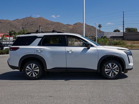 New 2026 Nissan Pathfinder SL FWD image 3