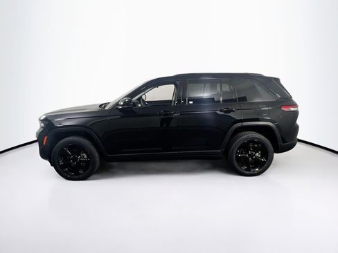 Used 2023 Jeep Grand Cherokee Limited w/ Black Appearance Package AWD/4WD image 8